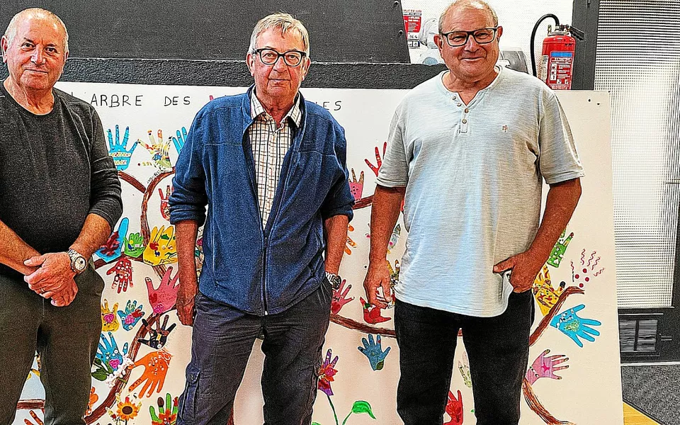 Les bénévoles de Soutien Addicts Hennebont , Gilles et Charles, avec le président Didier LE REZOLLIER